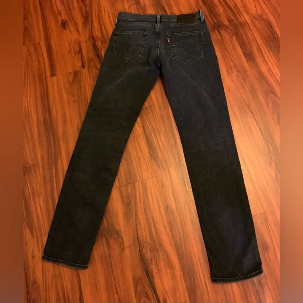 LN MEN’S LEVI’S PREMIUM JEANS. BLUE DARK WASH.